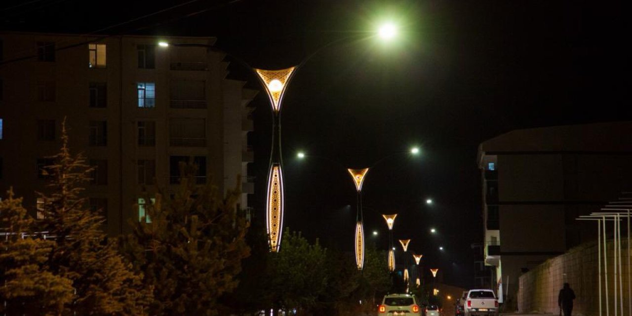Ahlat'ın Tarih Kokan Sokakları, Selçuklu Motifli LED Işıklarla Aydınlandı