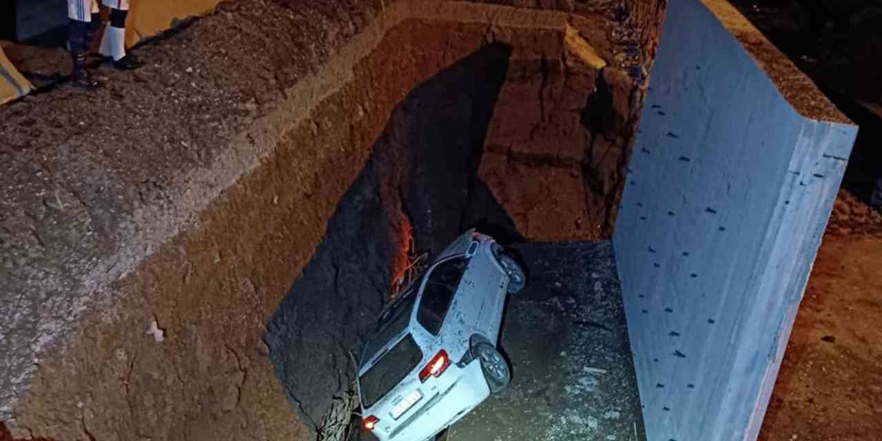 Tatvan'da Otomobil 'Ölüm' Kavşağında 4  Metrelik Çukura Düştü: 3 Yaralı