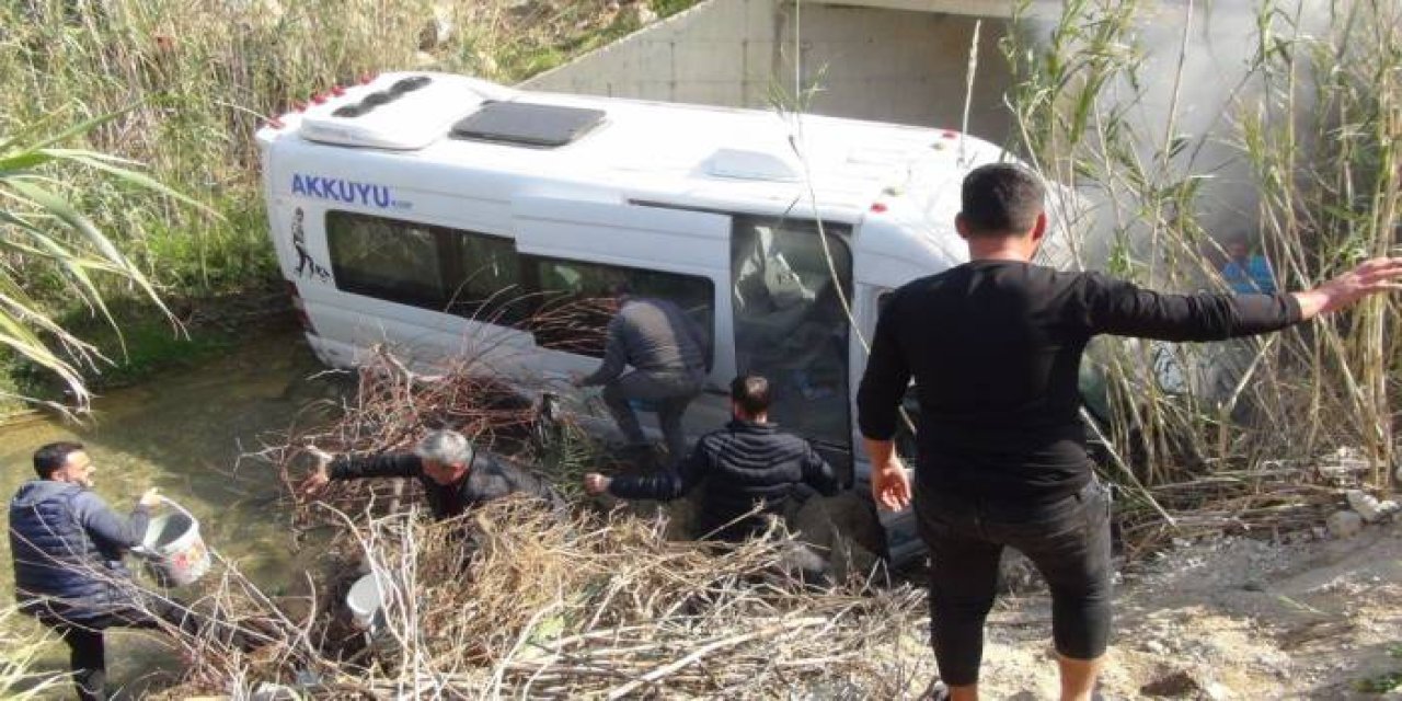 Minibüs ve Otomobil Çarpışmasında 1 Ölü, 13 Yaralı