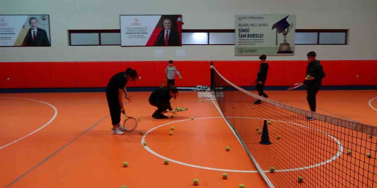 Tatvan Gençlik Merkezi'nde Kort Tenisi Kurslarına Büyük İlgi