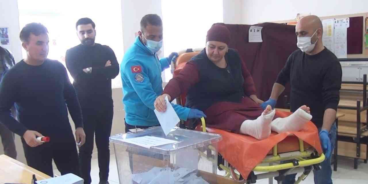 Bitlis’te Evde Sağlık Hizmetleri, Yatağa Bağımlı Hastaları Sedye İle Sandığa Taşıdı