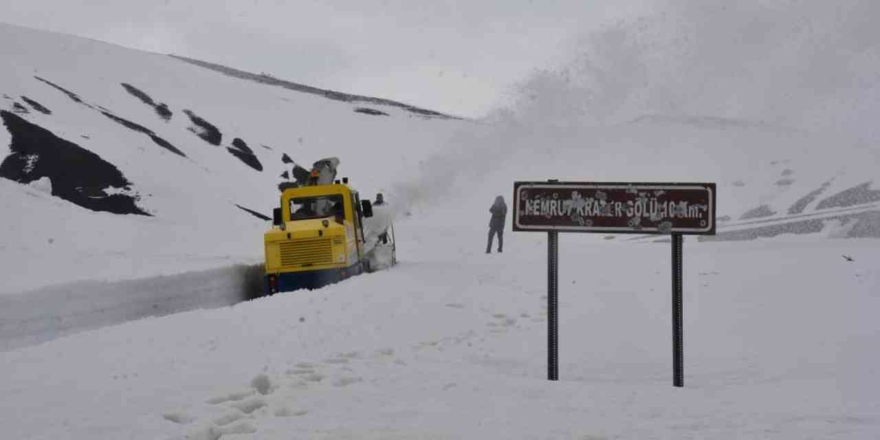 Tatvan'da Ziyaretçilerini Bekleyen Turizm Cenneti Nemrut Krater Gölü'nün Karla Kaplı Yolu Açılıyor