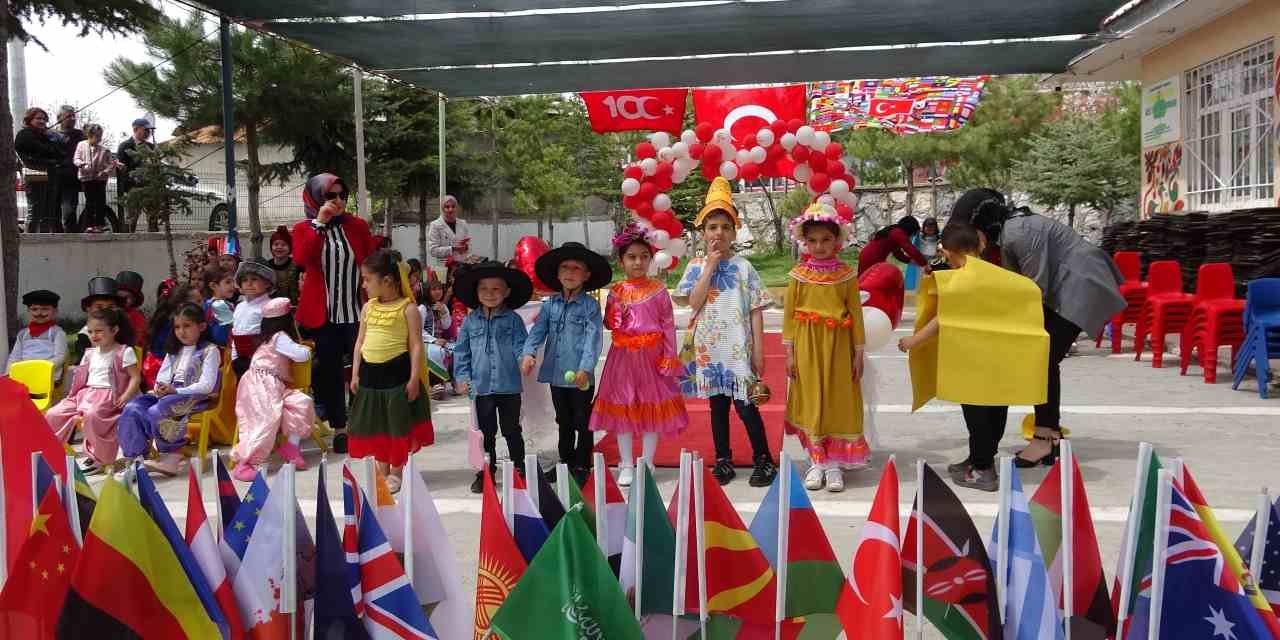 Bitlis'te Dünya Kültürünü Tanıtan Öğrencilerden Renkli Defile Gösterisi