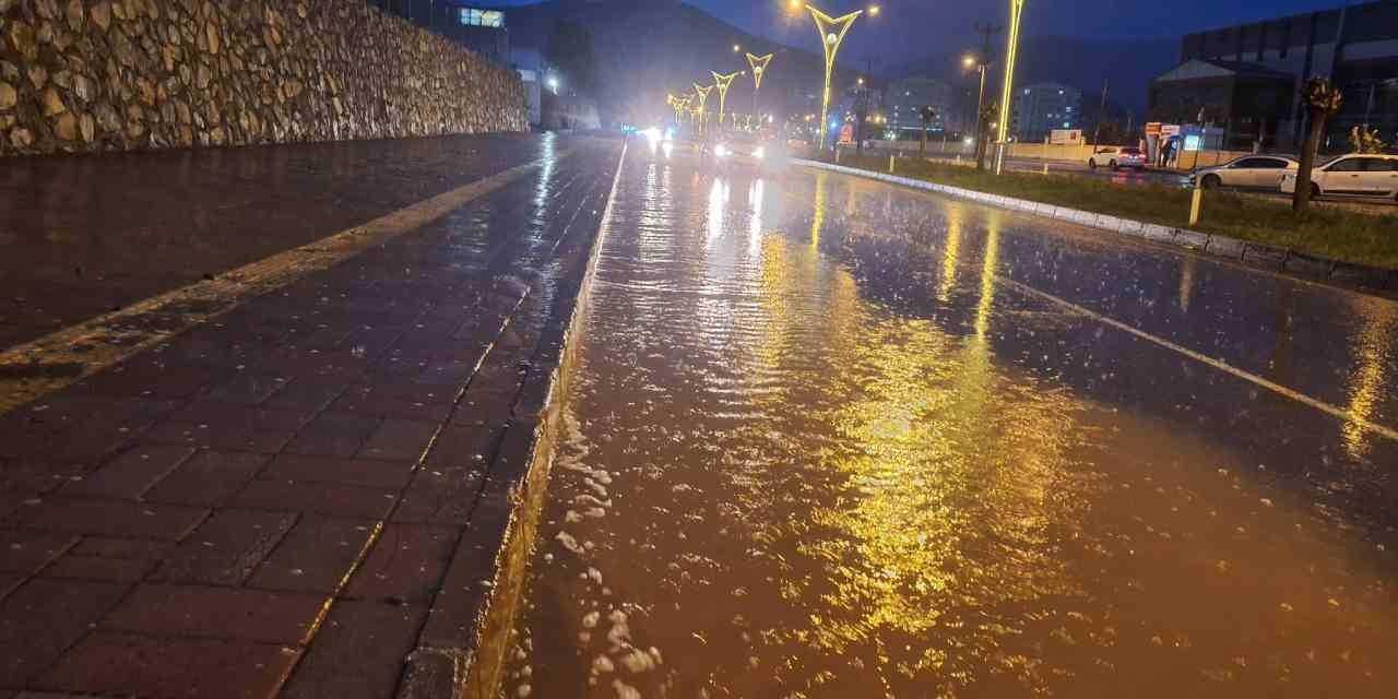 Bitlis’te sağanak yağışlarda yollar göle döndü