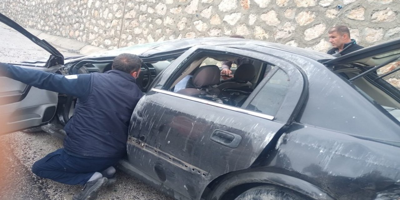 Direksiyon Hakimiyetini Kaybeden Otomobil İstinat Duvarına Çarptı: 4 Yaralı