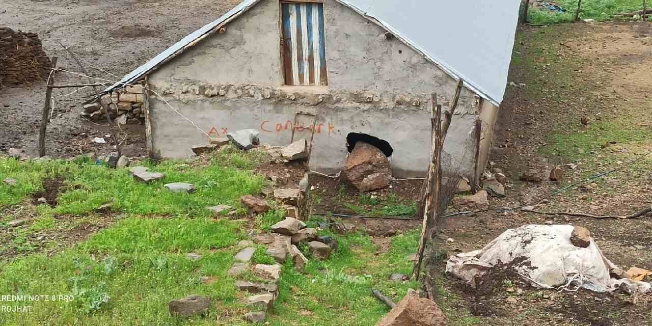 Şiddetli Yağışlarda Dağdan Kopan Kaya Parçası Ahırın Duvarını Deldi