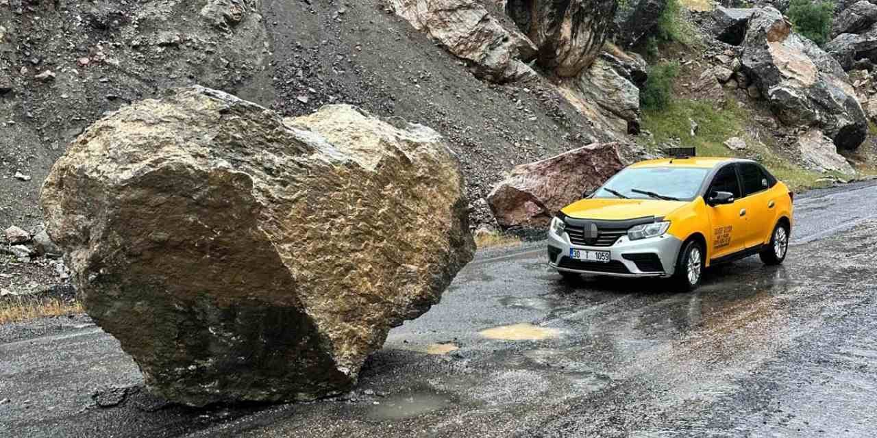 Taksici düşen kayanın altında kalmaktan kıl payı kurtuldu