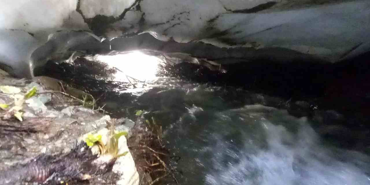 Bitlis'te Doğa Harikası Kar Tünelleri Buzdan Mağaraları Anımsatıyor