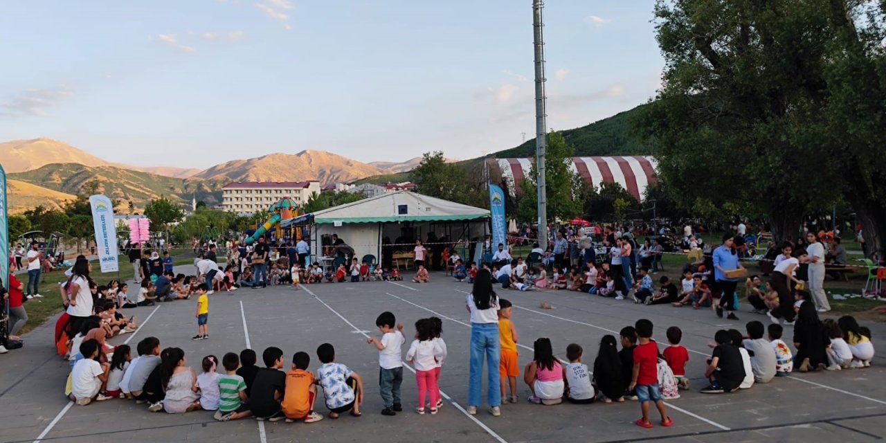 Tatvan Belediyesi Çocuk Şenlikleri ile Yaz Tatilini Renklendirdi