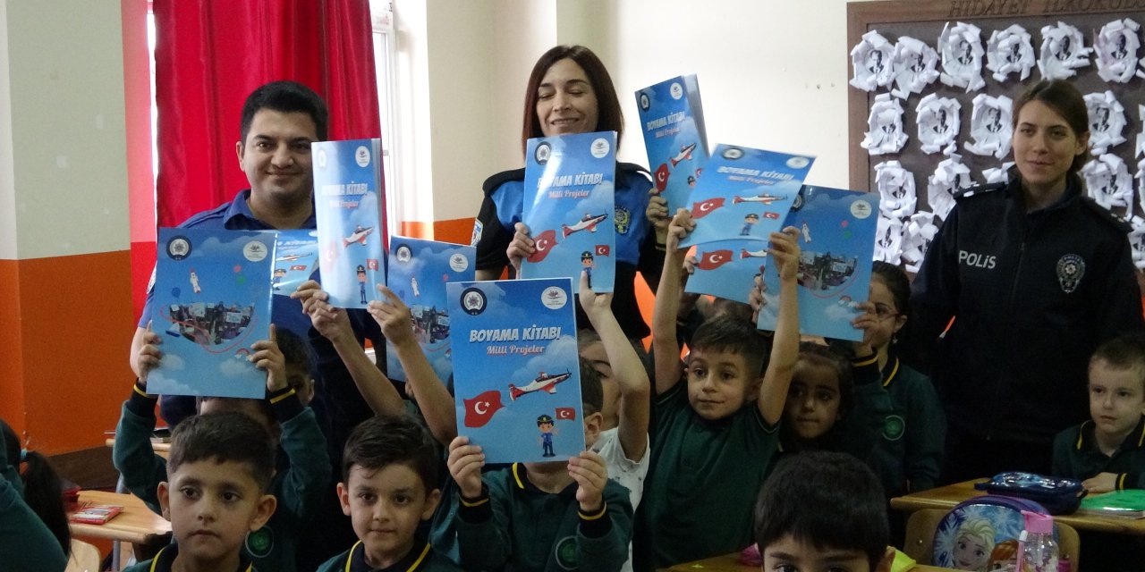 Tatvan'da Minik Öğrencilere 'Milli Projeler' Temalı Boyama Kitapları Hediye Edildi